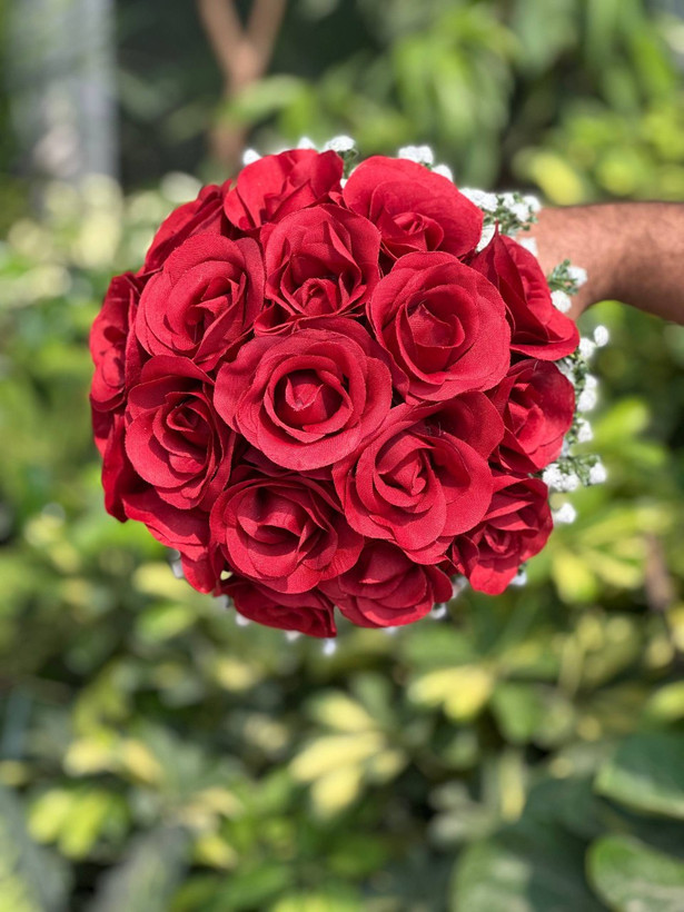 دسته گل عروس مصنوعی مدل رز زرشکی ۱۸شاخه