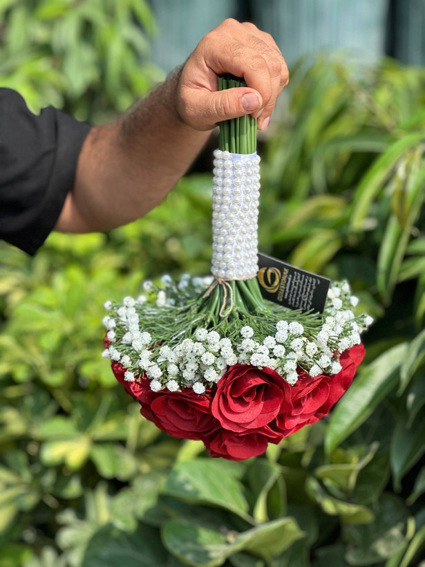 دسته گل عروس مصنوعی مدل رز زرشکی ۱۸شاخه
