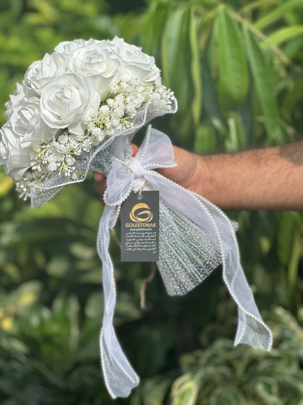 دسته گل عروس مدل گرد رز و ژیپسوفیلا با ربان مروارید(با عروس سبز کمرنگ) مصنوعی