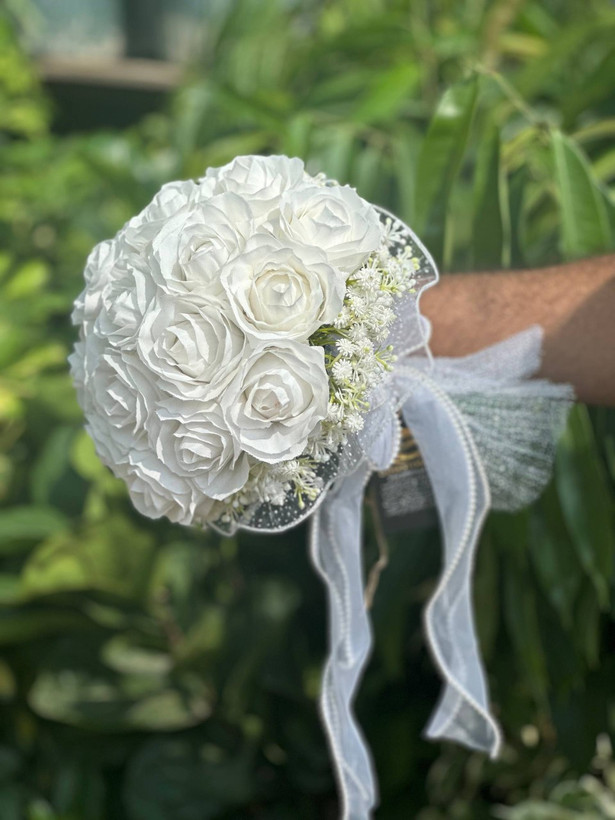 دسته گل عروس مدل گرد رز و ژیپسوفیلا با ربان مروارید(با عروس سبز کمرنگ) مصنوعی