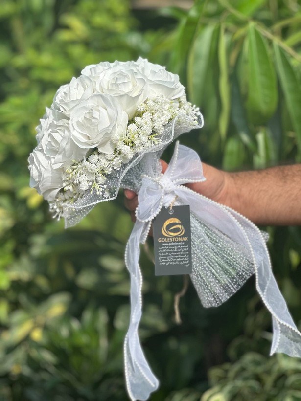 دسته گل عروس مدل گرد رز و ژیپسوفیلا با ربان مروارید(با عروس سبز کمرنگ) مصنوعی
