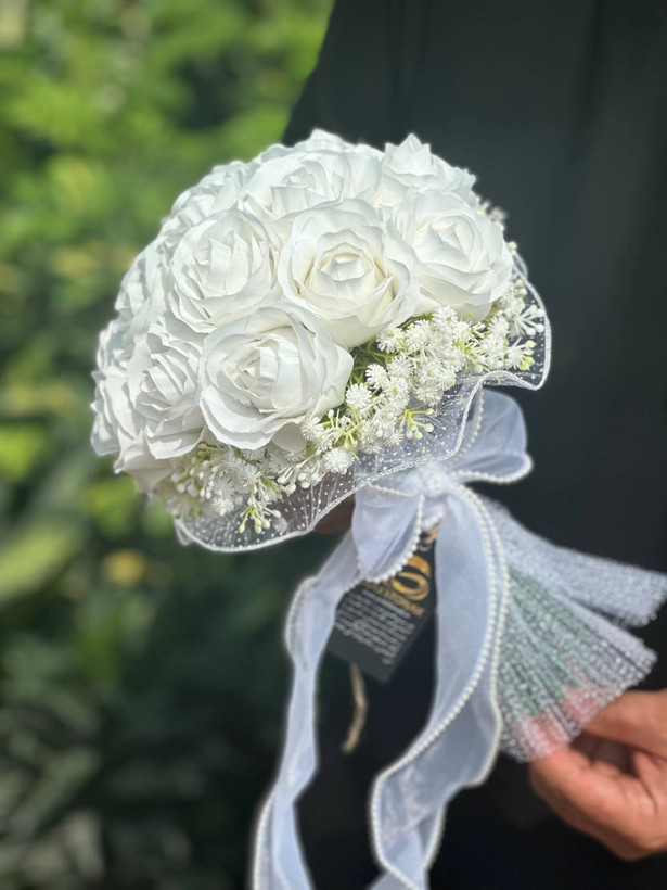 دسته گل عروس مدل گرد رز و ژیپسوفیلا با ربان مروارید(با عروس سبز کمرنگ) مصنوعی