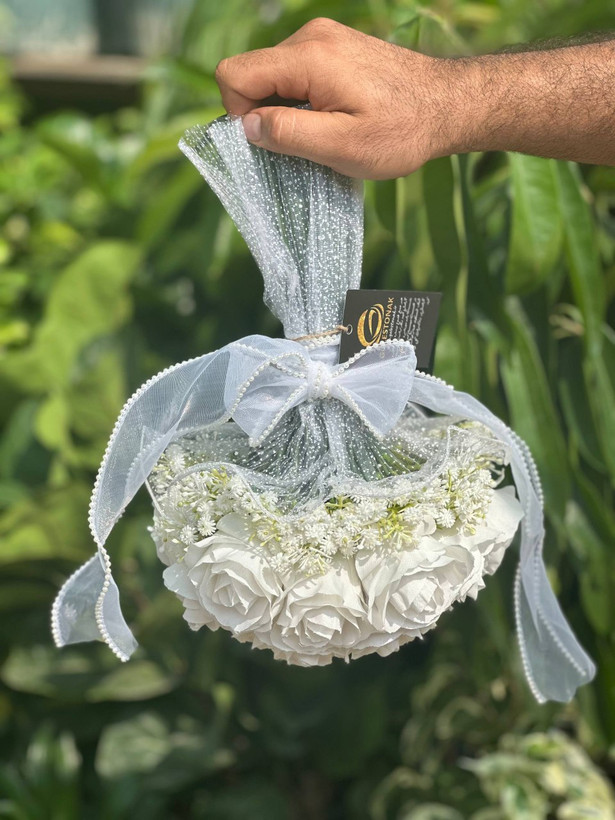 دسته گل عروس مدل گرد رز و ژیپسوفیلا با ربان مروارید(با عروس سبز کمرنگ) مصنوعی