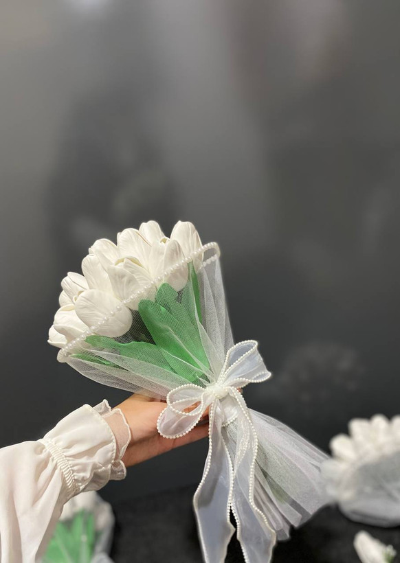 دسته گل لاله مدل لب مروارید ۲۰ شاخه +گل کت داماد بدون تغییر رنگ