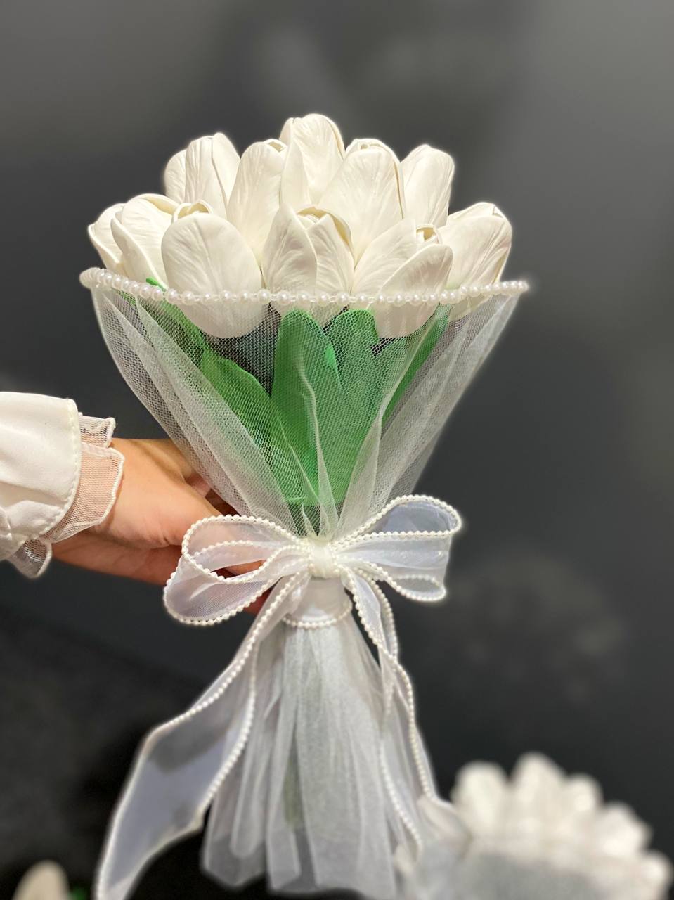 دسته گل لاله مدل لب مروارید ۲۰ شاخه +گل کت داماد بدون تغییر رنگ