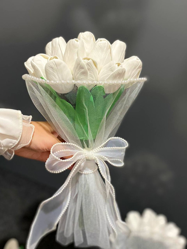 دسته گل لاله مدل لب مروارید ۲۰ شاخه +گل کت داماد بدون تغییر رنگ
