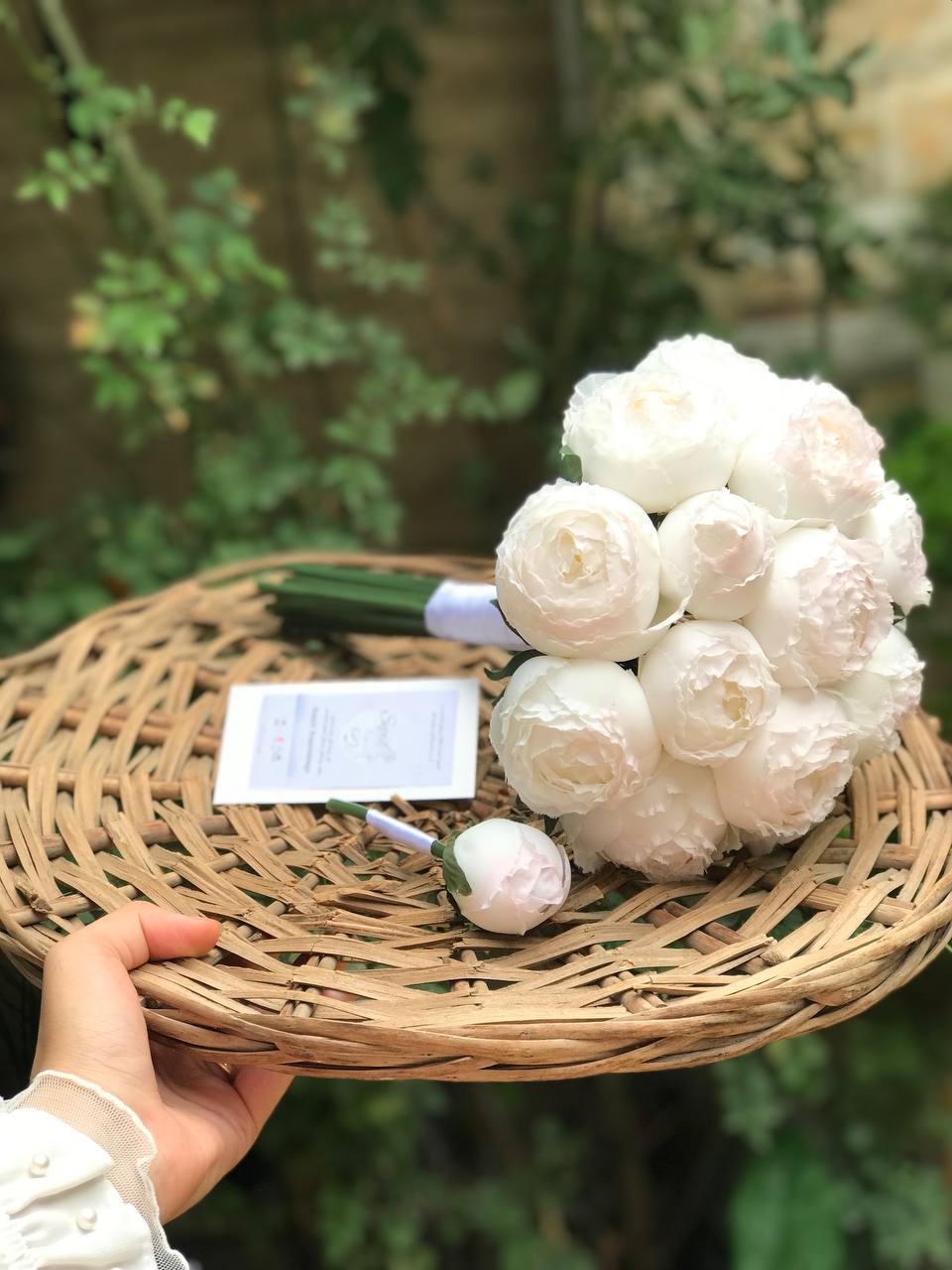 دسته گل پیونی۱۶ شاخه سفید و صورتی(هایپررئال)  +  گل کت داماد