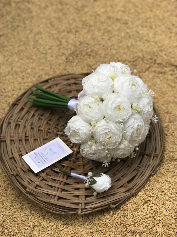 دسته گل پیونی ۲۰ شاخه مرواریدی +گل کت داماد