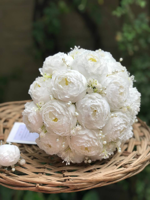 دسته گل پیونی ۲۰ شاخه مرواریدی +گل کت داماد