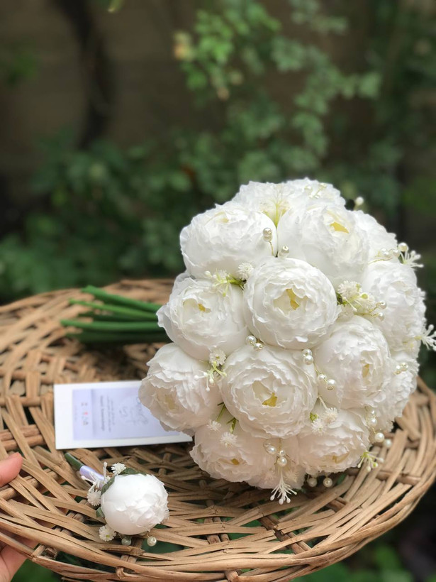 دسته گل پیونی ۲۰ شاخه مرواریدی +گل کت داماد