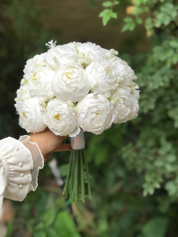 دسته گل پیونی ۲۰ شاخه مرواریدی +گل کت داماد