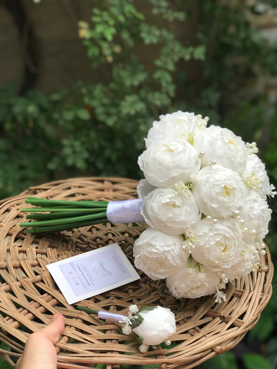 دسته گل پیونی ۲۰ شاخه مرواریدی +گل کت داماد