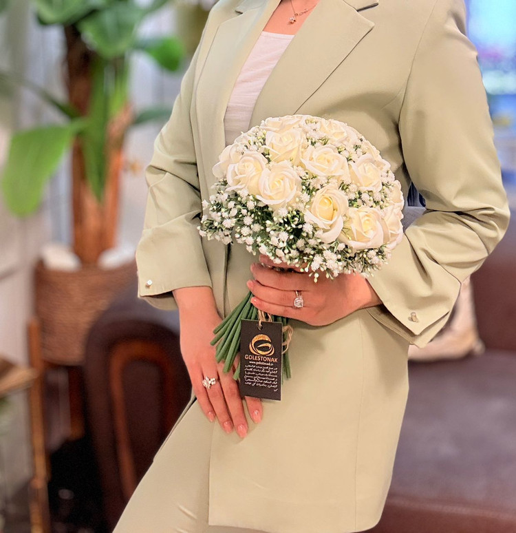 دسته گل عروس رز صابونی همراه با ژیپسو
