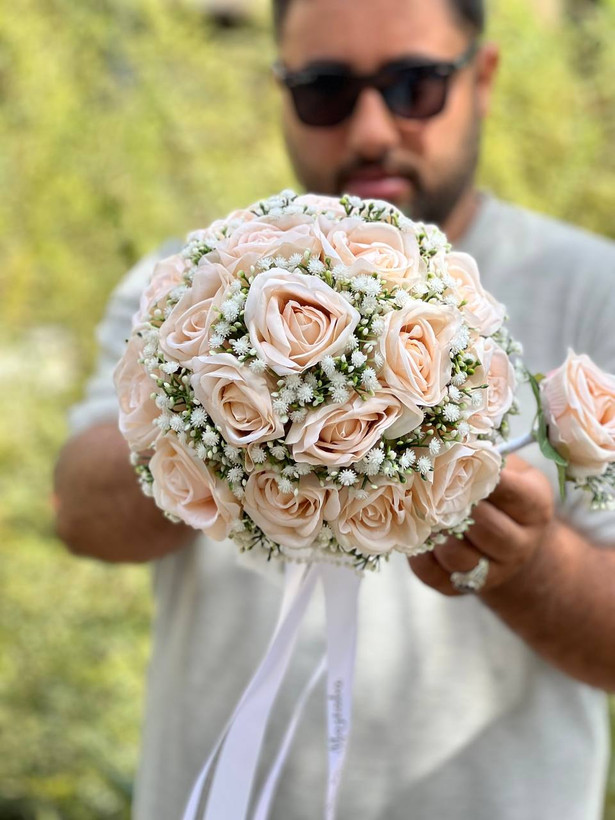 دسته گل عروس رز گلبهی و ربان(با نوشته اسم و تاریخ عقد و عروسی دلخواه شما) ب همراه گل کت داماد
