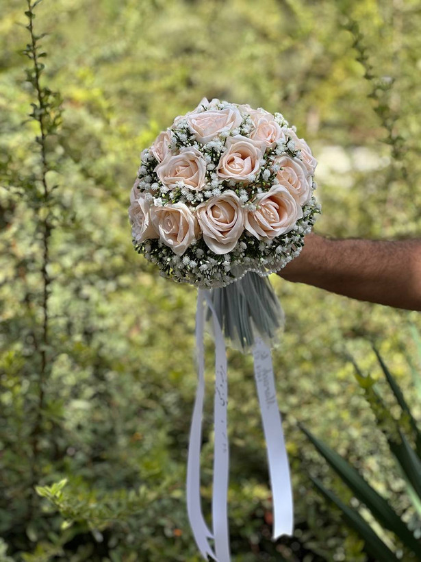 دسته گل عروس رز گلبهی و ربان(با نوشته اسم و تاریخ عقد و عروسی دلخواه شما) ب همراه گل کت داماد