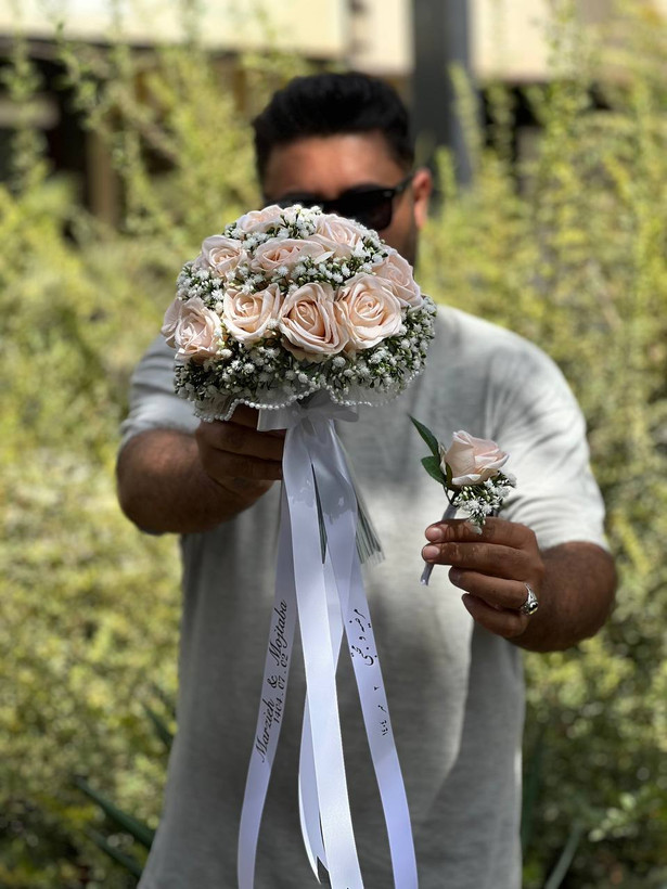 دسته گل عروس رز گلبهی و ربان(با نوشته اسم و تاریخ عقد و عروسی دلخواه شما) ب همراه گل کت داماد