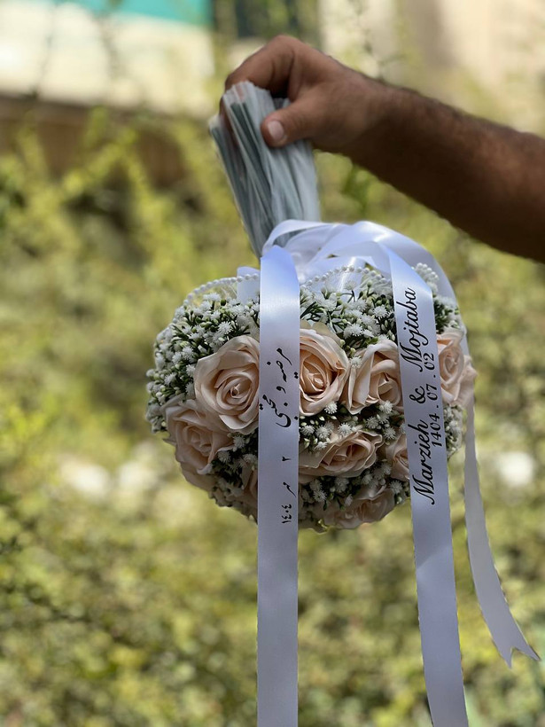دسته گل عروس رز گلبهی و ربان(با نوشته اسم و تاریخ عقد و عروسی دلخواه شما) ب همراه گل کت داماد