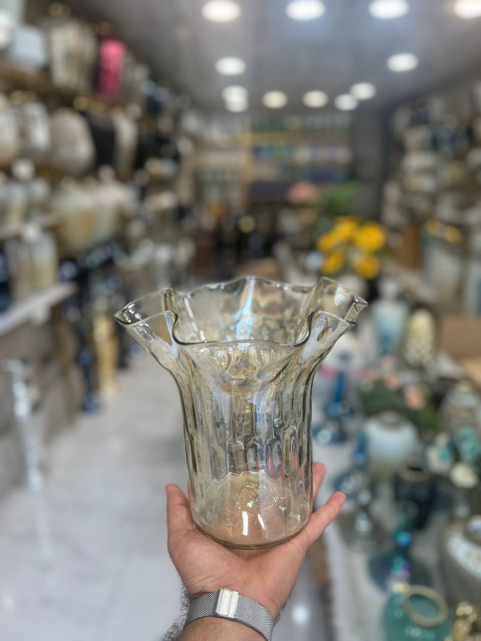 گلدان شیشه ای دفرمه رومیزی رنگ عسلی کمرنگ