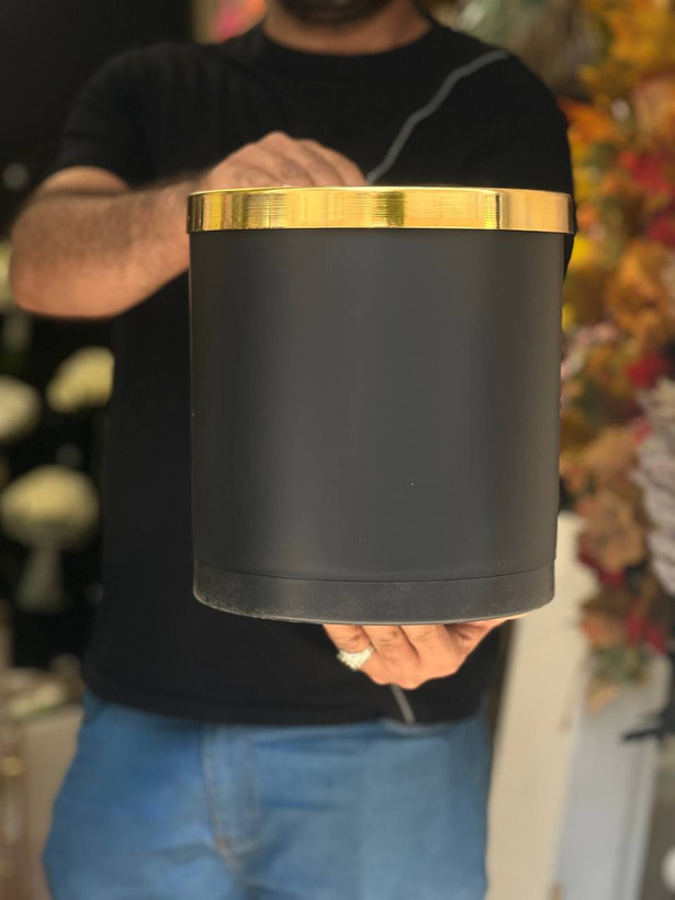 گلدان پلیمری مشکی ۲۸در۲۵ با حلقه طلایی و زیر گلدانی مخصوص