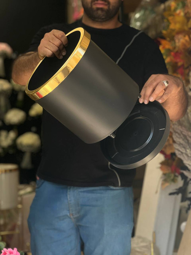 گلدان پلیمری مشکی ۲۸در۲۵ با حلقه طلایی و زیر گلدانی مخصوص