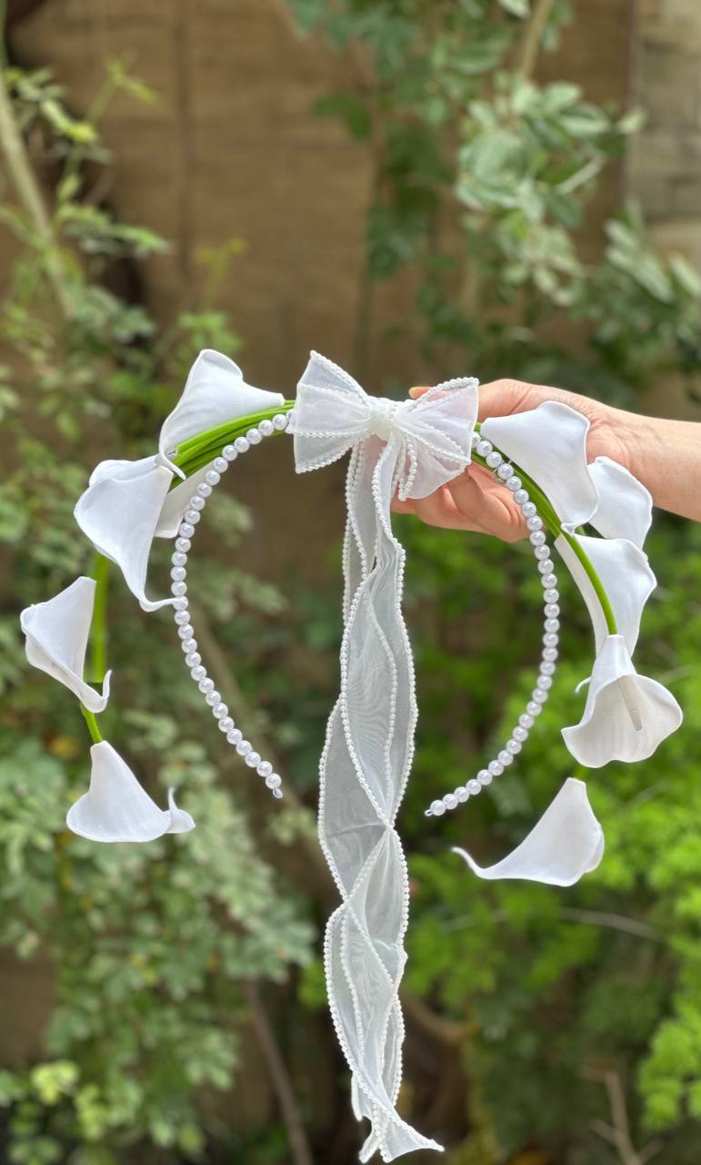 دسته گل شیپوری 8گل با دیزاین مروارید+گل کت داماد