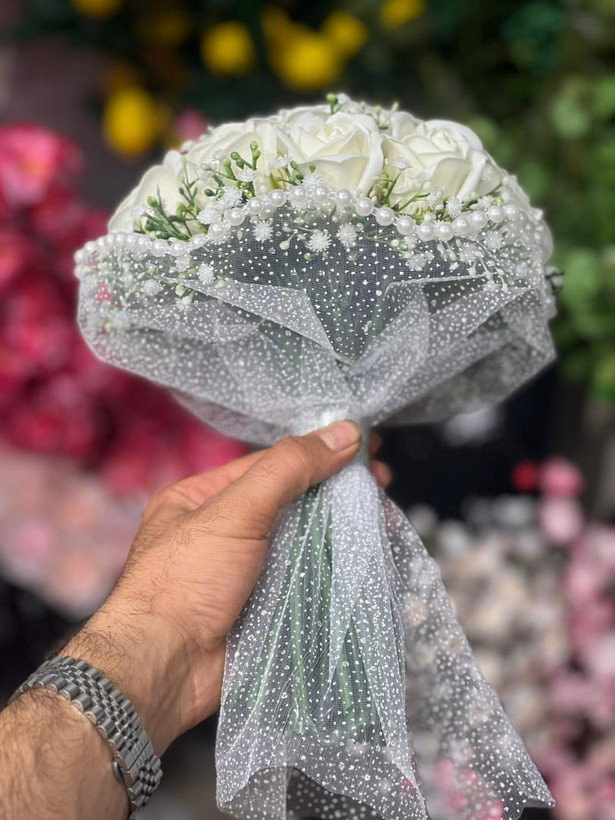 دسته گل عروس رز صابونی18شاخه با تور برفی