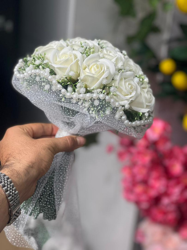 دسته گل عروس رز صابونی18شاخه با تور برفی