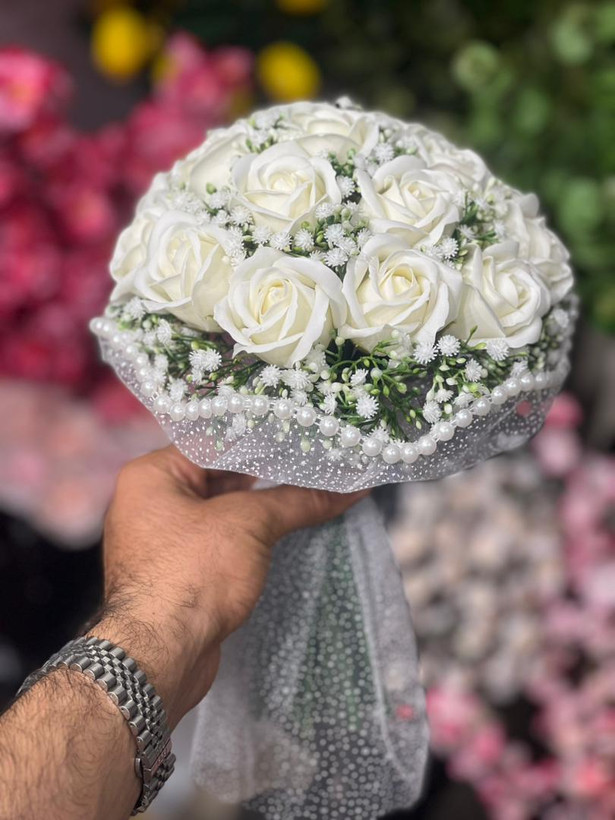 دسته گل عروس رز صابونی18شاخه با تور برفی