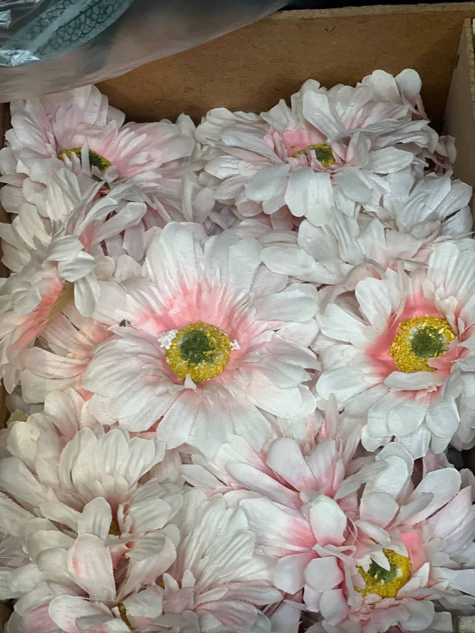 سرگل مصنوعی ژربرا سفید داخل صورتی