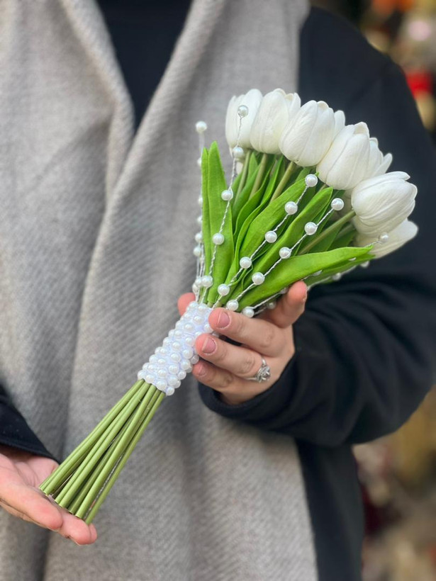 دسته گل لاله لمسی 19شاخه با دیزاین مروارید