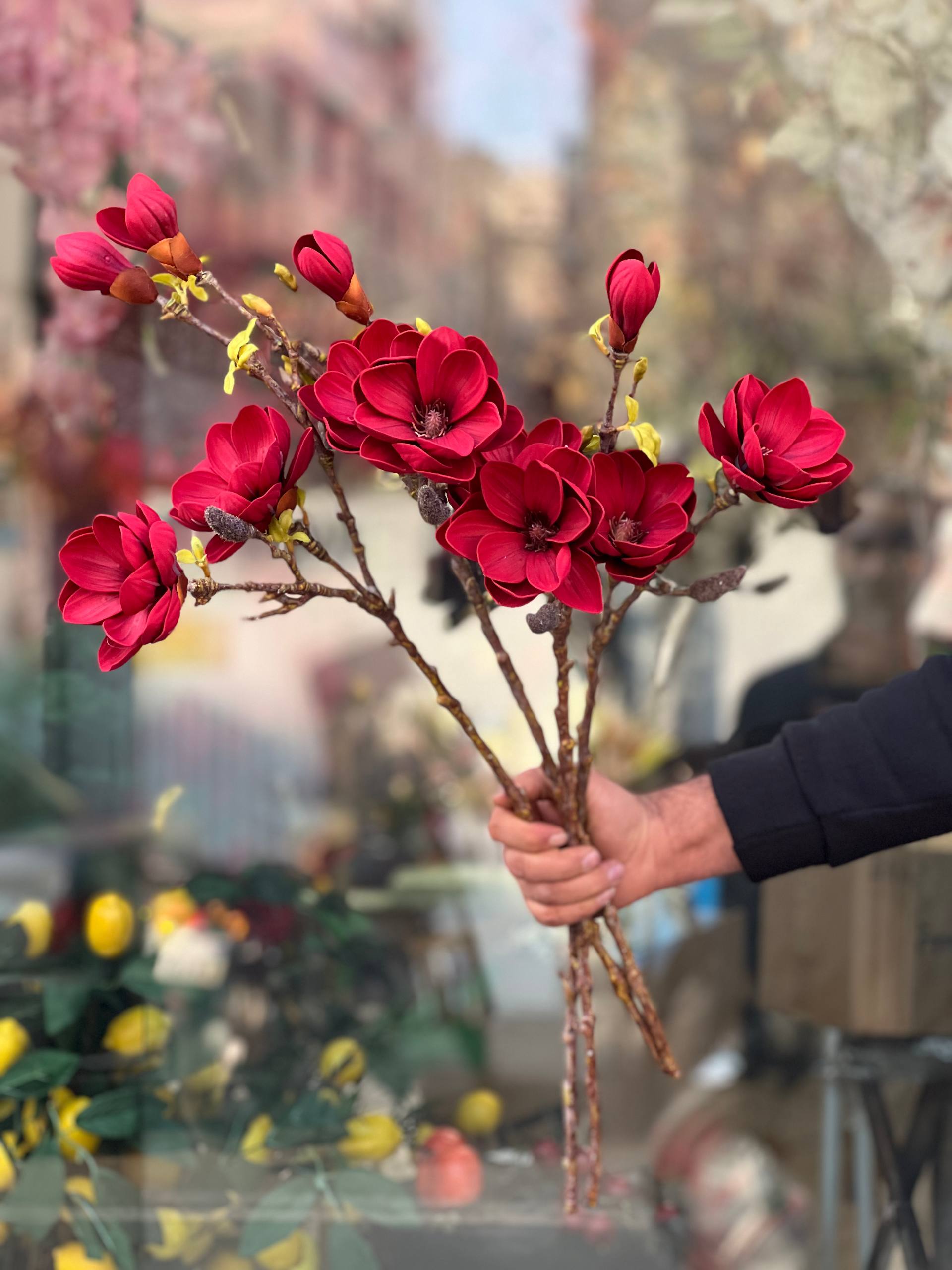گل مصنوعی شاخه ای مگنولیا زرشکی ۲گل و یک غنچه