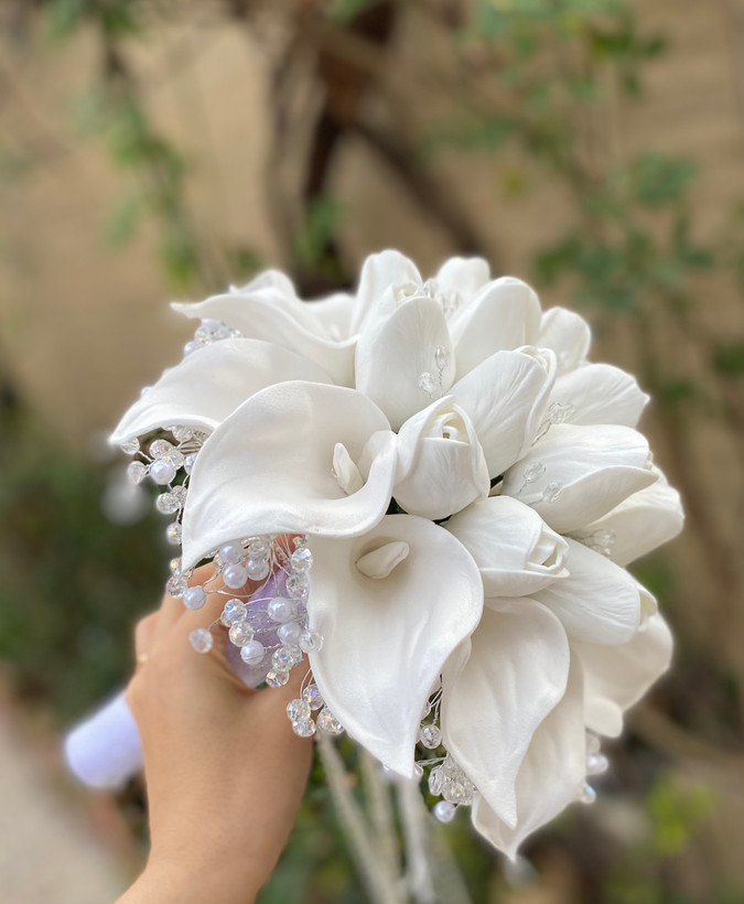 دسته گل عربی پر کار لاله و شیپوری (بدون تغییر رنگ و ثابت ) دیزاین کریستال و مروارید و آویز مرواریدی +گل کت داماد