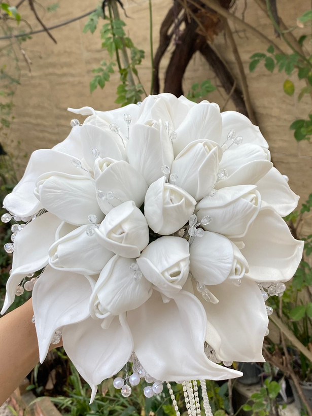 دسته گل عربی پر کار لاله و شیپوری (بدون تغییر رنگ و ثابت ) دیزاین کریستال و مروارید و آویز مرواریدی +گل کت داماد