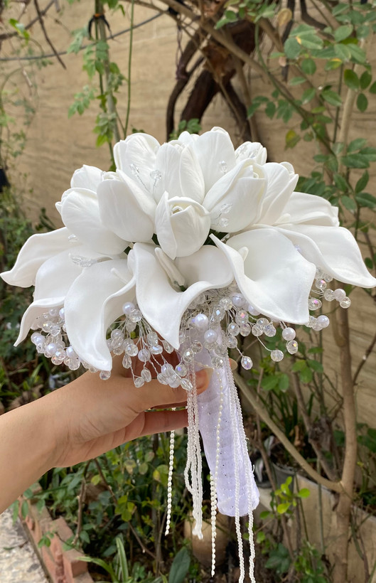 دسته گل عربی پر کار لاله و شیپوری (بدون تغییر رنگ و ثابت ) دیزاین کریستال و مروارید و آویز مرواریدی +گل کت داماد
