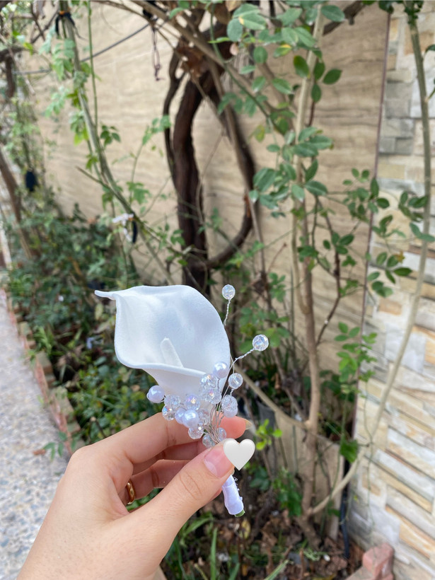 دسته گل عربی پر کار لاله و شیپوری (بدون تغییر رنگ و ثابت ) دیزاین کریستال و مروارید و آویز مرواریدی +گل کت داماد