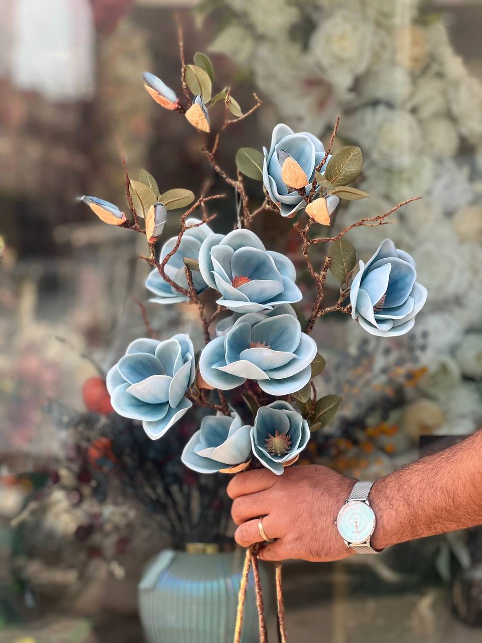 گل شاخه ای مگنولیا آبی 3گل و یک غنچه