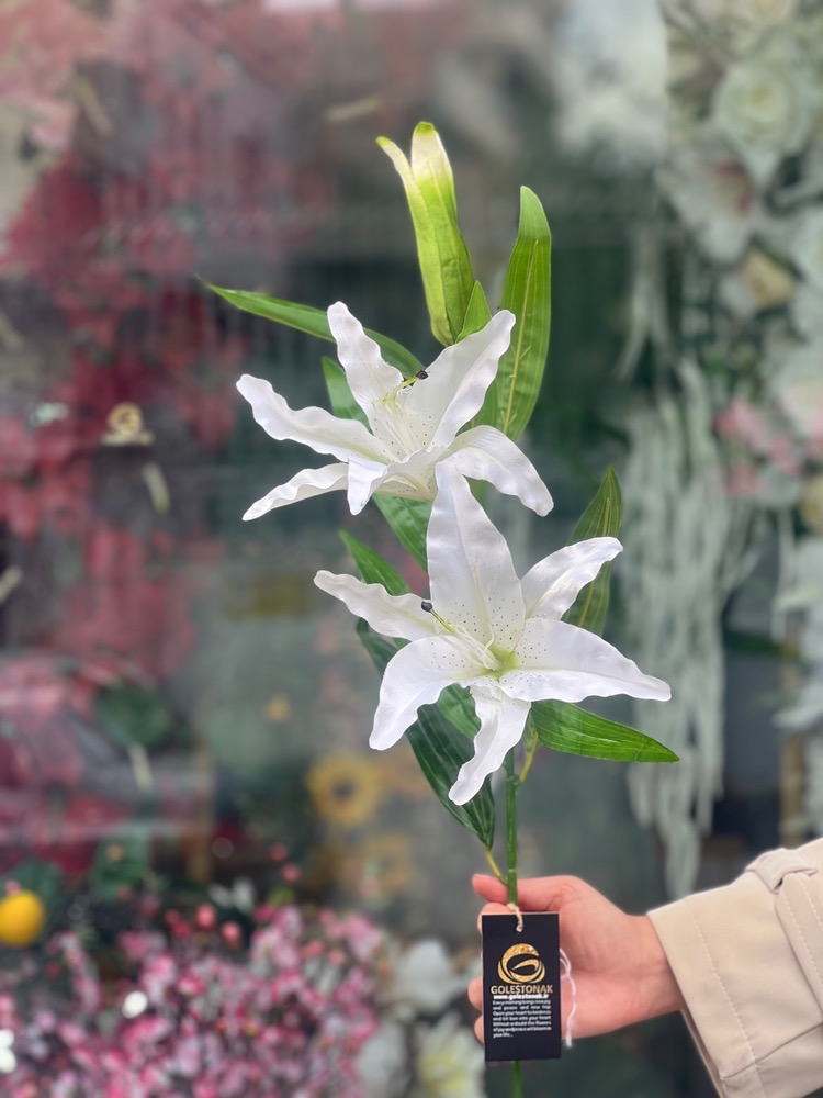 شاخه لیلیوم پارچه ایی ۲گل و یک غنچه سفید