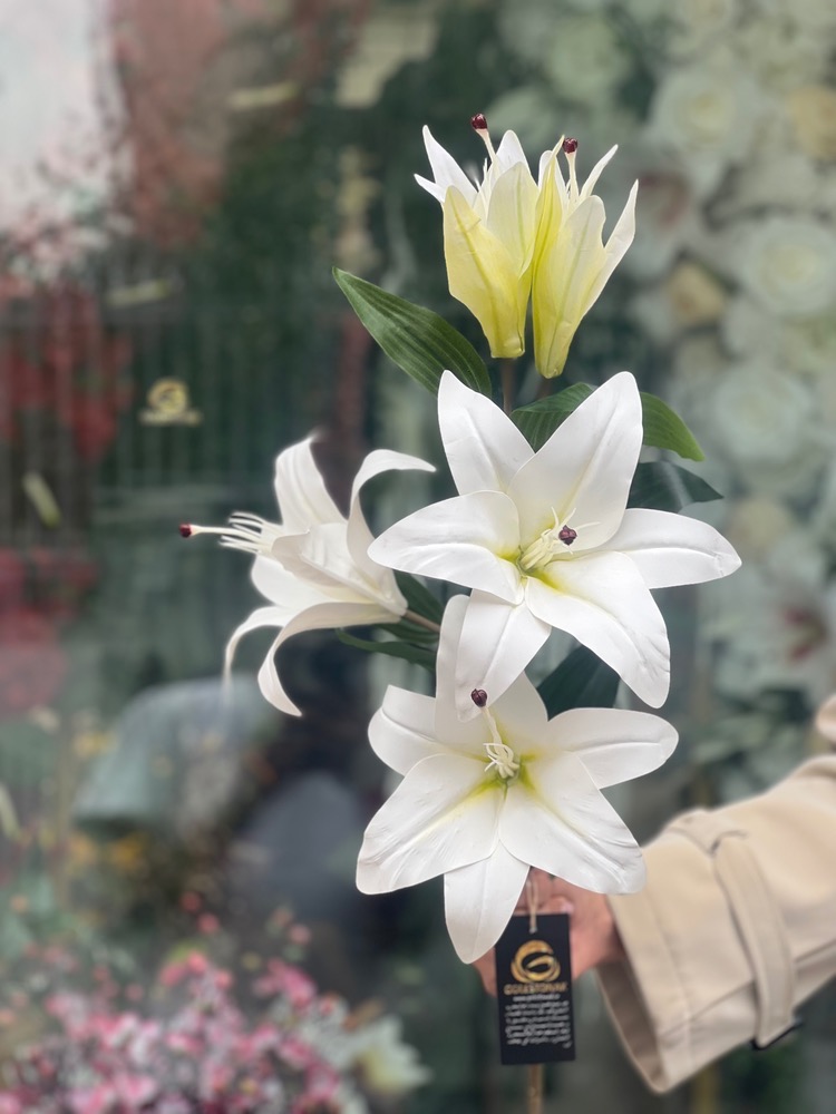 شاخه لیلیوم ۳گل و دو غنچه باز مصنوعی لمسی رنگ سفید وارداتی