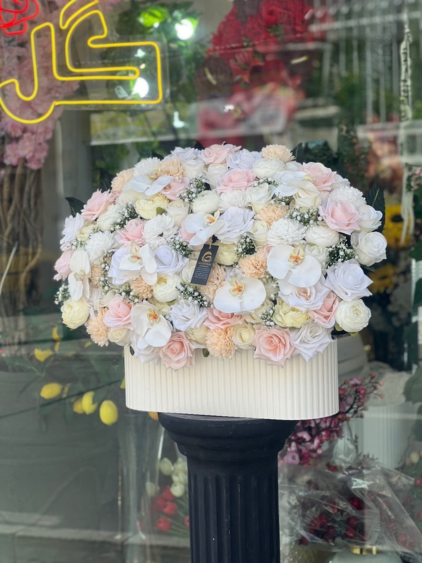 باکس گل مصنوعی باگلهای مصنوعی درجه1 تم رنگی (سفید گلبهی صورتی)