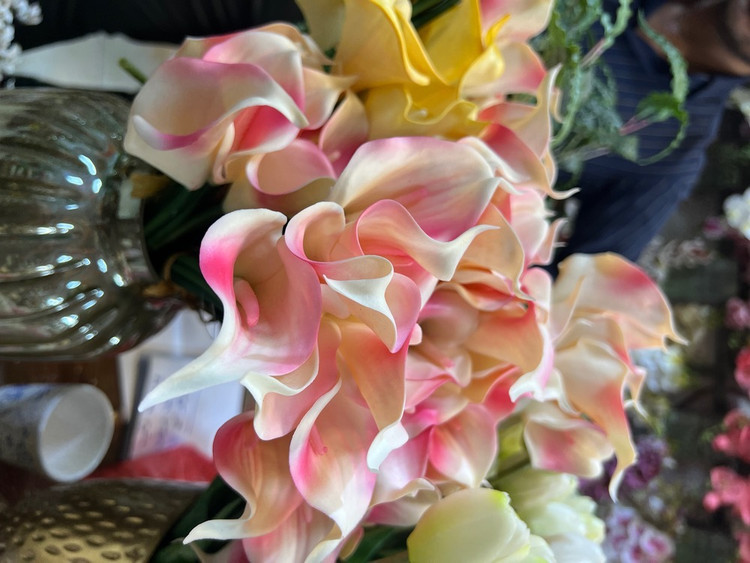 گل شیپوری مصنوعی (سفید صورتی) لمسی وارداتی بدون تغییر رنگ بسته۵عددی