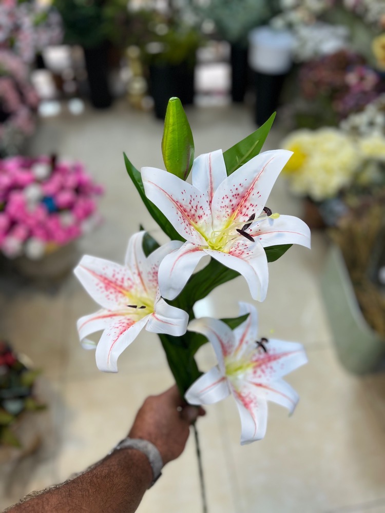 گل مصنوعی لیلیوم لمسی3گل و یک غنچه سفید داخل صورتی وارداتی