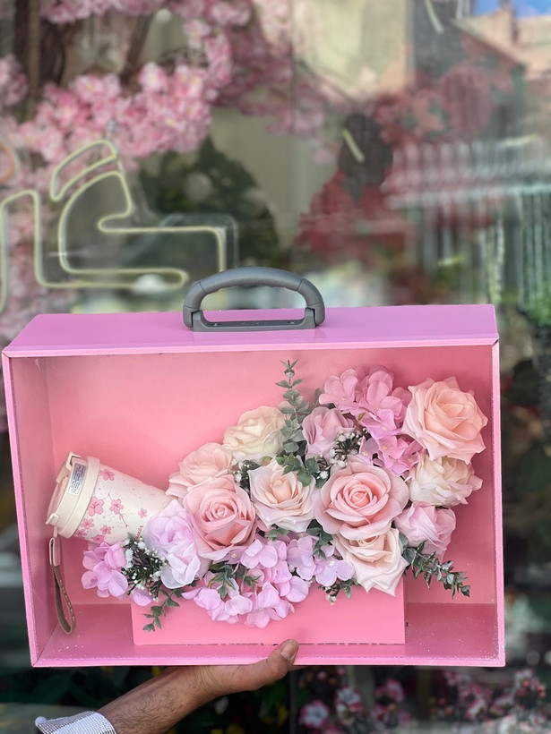 باکس مدل کیفی با گل و ماگ جهت هدیه و کادو