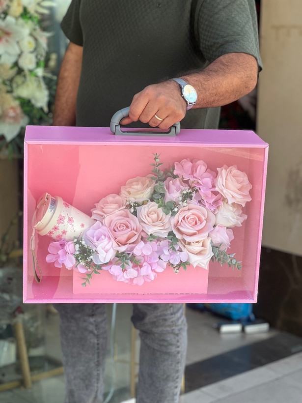 باکس مدل کیفی با گل و ماگ جهت هدیه و کادو