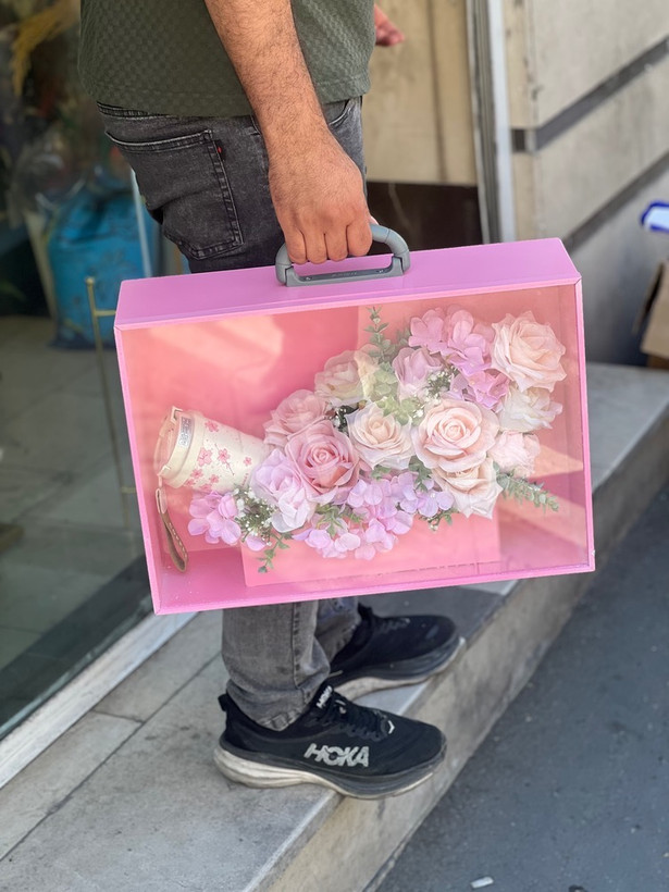 باکس مدل کیفی با گل و ماگ جهت هدیه و کادو