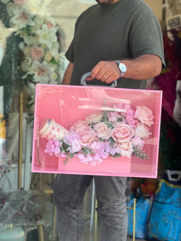 باکس مدل کیفی با گل و ماگ جهت هدیه و کادو