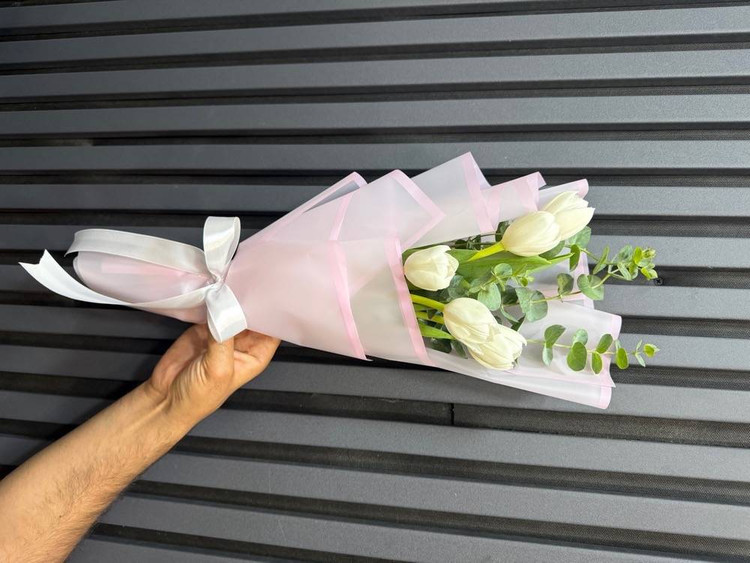 دسته گل لاله طبیعی ۵شاخه جهت کادو و هدیه