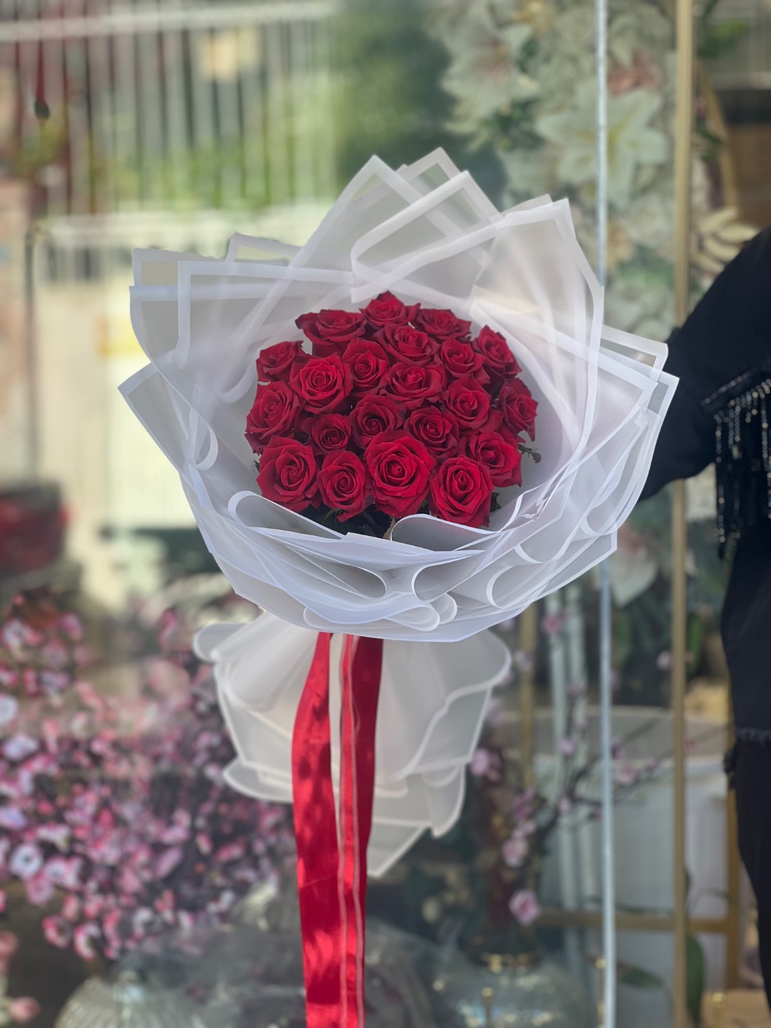 دسته گل رز طبیعی با کاغذ سفید ضدآب