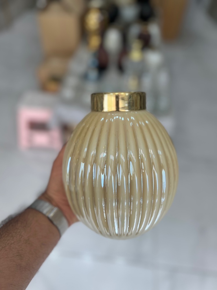 گلدان دکوری شیشه ای کرمی مدل
