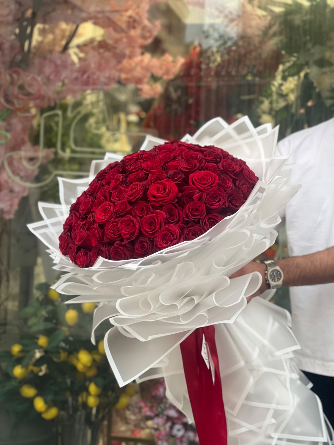 دسته گل  رز هلندی ۱۰۰شاخه قرمز با کاغذ سفید
