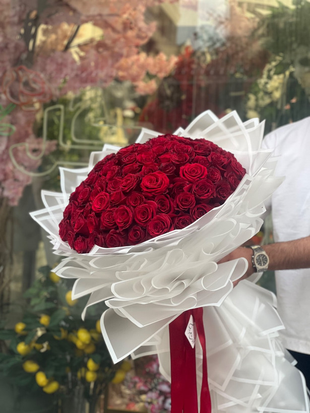 دسته گل رز هلندی ۱۰۰شاخه قرمز با کاغذ سفید